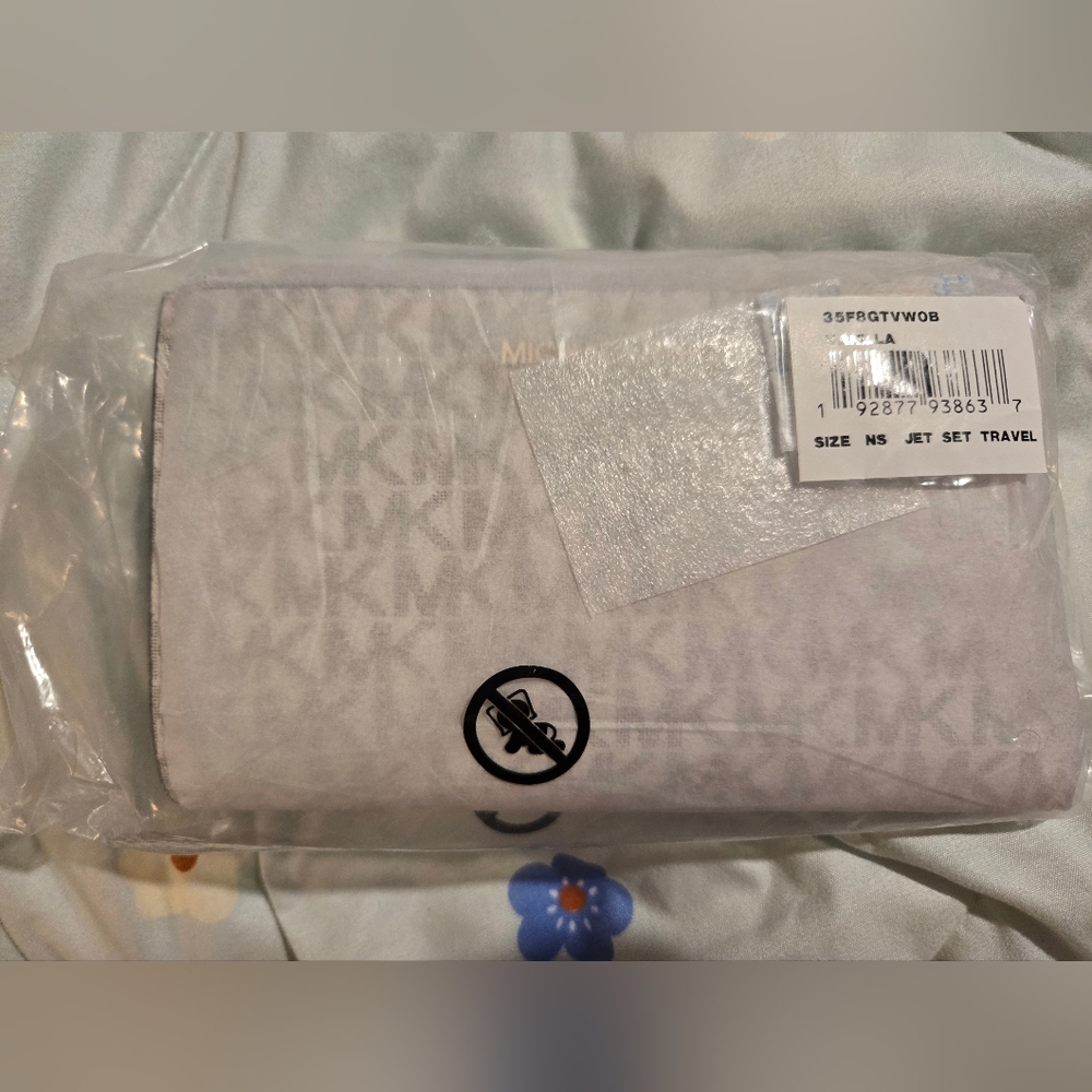 Michael Kors Signature Jet Set Travel Wallet